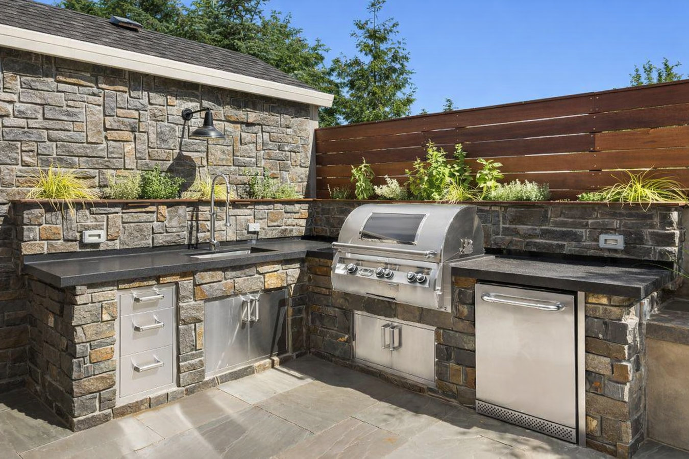 Outdoor kitchen masonry in Des Moines, IA